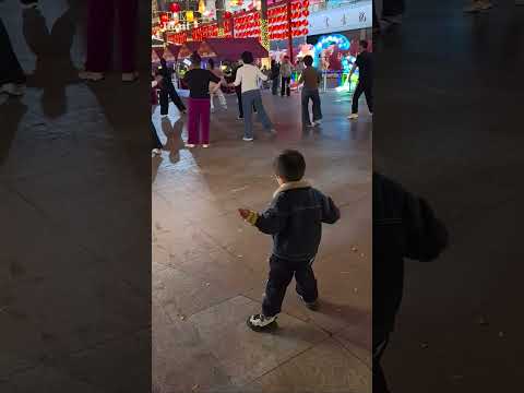 Toddler steals dance floor spotlight